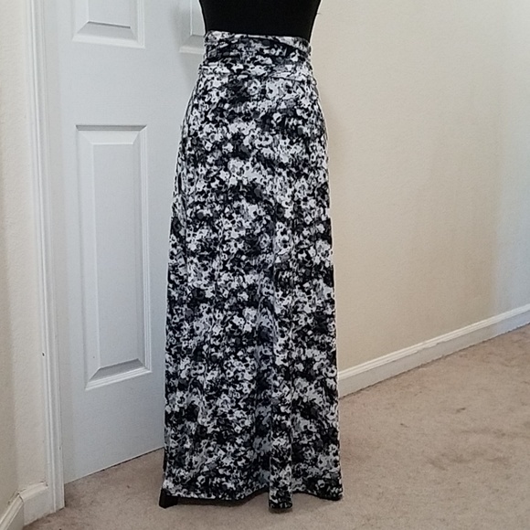 Joe B Dresses & Skirts - 🎉HP🎉 Spring Floral Maxi Skirt